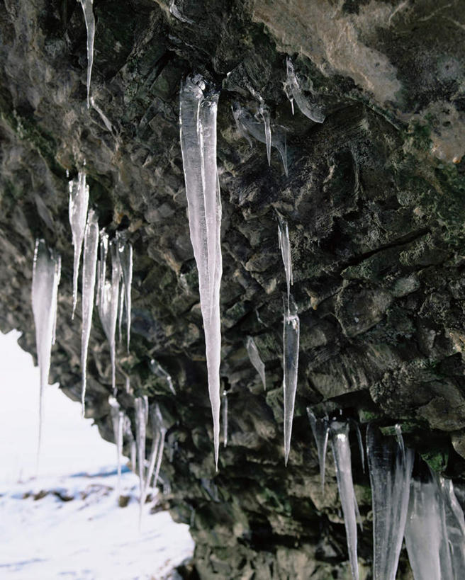 无人,竖图,室外,白天,仰视,石头,雪,大雪,英国,欧洲,吊挂,悬挂,朦胧,模糊,清澈,石子,冰,积雪,雪景,冬季,冬天,天桥,桥,冰块,冰柱,挂,苏格兰,蓝色,蓝天,天空,天,寒冷,晴朗,人行桥,冰冷,西欧,大不列颠,大不列颠及北爱尔兰联合王国,万里无云,严寒,冰凉,酷寒,凛冽,凛凛,极冷,大不列颠联合王国,日不落英帝国,苏格兰王国,清亮,石块,晴空,晴空万里,彩图,低角度拍摄