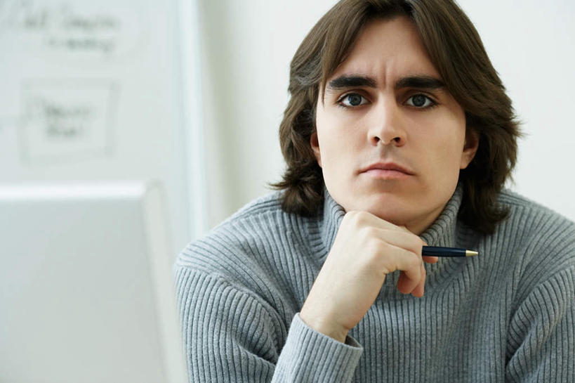 西方人,脸,头,脸颊,手,一个人,商务人士,商务男性,坐,横图,室内,特写,白天,正面,毛衣,衬衫,电脑,笔记本电脑,欧洲,欧洲人,仅一个男性,仅一个人,撑,套装,朦胧,模糊,网络,英文,笔,标志,文字,字符,字母,墙,办公用品,钢笔,托腮,注视,通讯设备,标识,肩膀,墙壁,墙面,文具,排列,仅一个年轻男性,白色,学习用品,黑板,观察,看,托,手部,教学,观看,英文字母,单手,文具用品,一支,察看,无线,关注,托下巴,通信设备,商务装,无线网络,无线上网,便携式电脑,工薪阶层,摆列,耐磨,教学黑板,手提电脑,男人,男性,年轻男性,白种人,头部,脸部,脸蛋,面部,白领,上班族,坐着,半身,彩图,衬衣,绒衣,套衫,套头毛衣,线衣,布列,分列