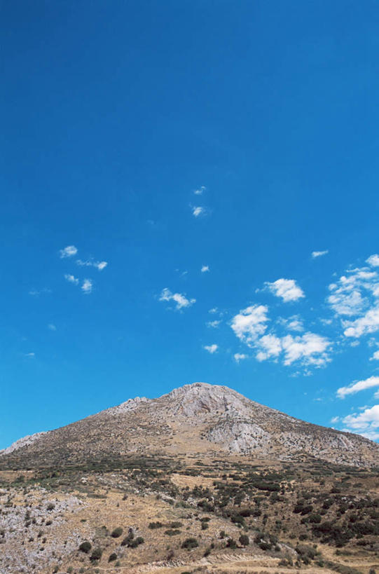 无人,竖图,室外,白天,仰视,旅游,度假,石头,美景,沙漠,山,山脉,希腊,欧洲,阴影,光线,石子,影子,景观,山顶,山峰,云,云朵,山峦,云彩,娱乐,蓝色,白云,蓝天,天空,阳光,自然,群山,天,享受,休闲,景色,放松,晴朗,自然风光,沉积岩,希腊共和国,颠峰,极峰,伯罗奔尼撒,伯罗奔尼撒半岛,水成岩,迈锡尼城,大漠,砂漠,石块,岩石,晴空,彩图,低角度拍摄,迈锡尼