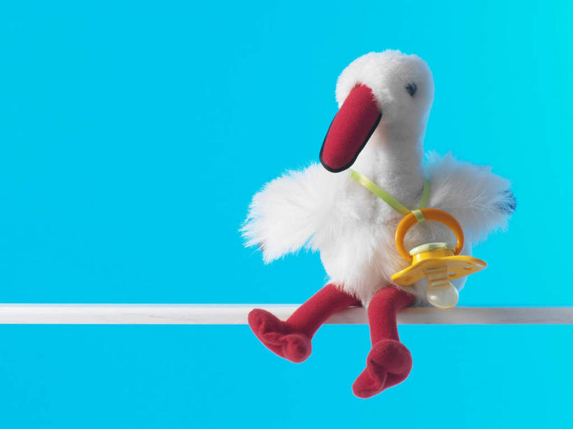 无人,栏杆,坐,横图,室内,特写,白天,正面,游戏,鸟,静物,玩具,吊挂,悬挂,阴影,蓝色背景,朦胧,模糊,反射,鸟类,扶手,影子,塑料,挂,玩,注视,娱乐,护栏,一个,一只,黄色,绳子,塑料制品,观察,看,休闲,益智,摄影,影棚,单个,奶嘴,观看,活动,绳索,察看,鹳,发泄,关注,消遣,智力,宣泄,白颈鹳,玩耍,嬉戏,坐着,彩图,全身,影棚拍摄,拍摄