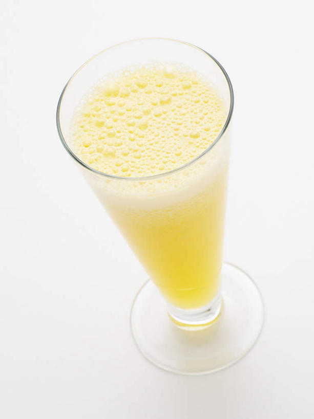 果汁,无人,竖图,俯视,室内,特写,白天,白色背景,菠萝,杯子,阴影,朦胧,模糊,反射,影子,饮品,一杯,玻璃制品,饮料,一个,水杯,摄影,影棚,单个,可口,菠萝汁,适口,玻璃杯,凤梨,彩图,高角度拍摄,影棚拍摄,拍摄