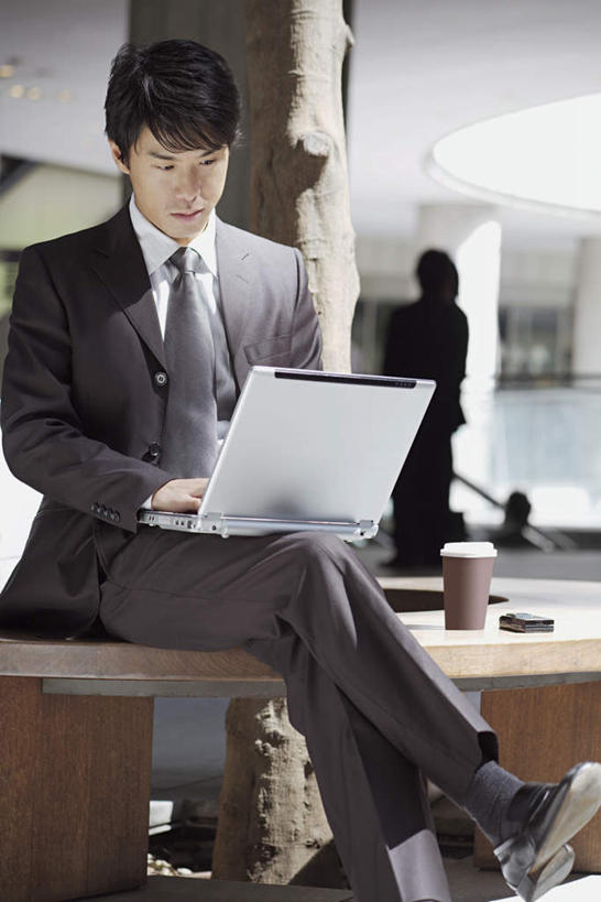 东方人,嘴,一个人,商务人士,商务男性,竖图,室外,白天,正面,鞋,衬衫,电脑,笔记本电脑,天花板,杯子,鞋子,椅子,亚洲,仅一个男性,仅一个人,敲打,阴影,套装,朦胧,模糊,反射,网络,影子,柱子,木椅,皮革,二郎腿,注视,黄种人,输入,通讯设备,仅一个年轻男性,一个,白色,水杯,打字,低头,观察,看,单个,观看,点击,一台,敲击,察看,无线,关注,通信设备,商务装,无线网络,无线上网,便携式电脑,工薪阶层,按键,手提电脑,男人,男性,年轻男性,亚洲人,口,口腔,嘴巴,嘴唇,白领,上班族,茶杯,半身,彩图,衬衣,皮鞋