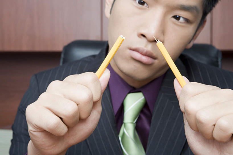 东方人,脸,头,脸颊,手,一个人,商务人士,商务男性,坐,横图,室内,特写,白天,正面,衬衫,柜子,椅子,亚洲,双手,仅一个男性,仅一个人,仅一个中年男性,握,套装,生气,笔,办公用品,领带,储物柜,拿,拿着,注视,黄种人,破坏,破损,肩膀,文具,会议椅,铅笔,学习用品,观察,看,手部,握着,愤怒,观看,恼怒,办公椅,文具用品,损坏,察看,愤慨,怒气,气愤,象征,庄重,储存,发怒,关注,怒火,商务装,身份,情绪,脾气,工薪阶层,忿怒,怨恨,强烈,正式,地位,商务椅,培训椅,气忿,愤恨,储备,蕴藏,贮备,肝火,激动,男人,男性,中年男性,亚洲人,头部,脸部,脸蛋,面部,白领,上班族,坐着,半身,彩图,衬衣,贮存