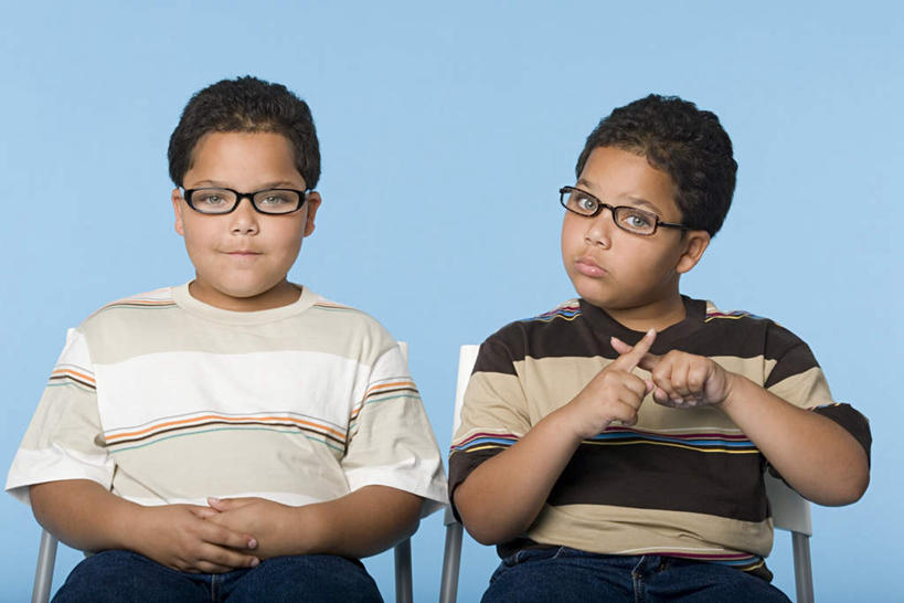 西方人,儿童,嘴,两个人,伙伴,朋友,坐,笑,交叉,微笑,横图,室内,白天,正面,友谊,纯洁,椅子,欧洲,欧洲人,指,阴影,蓝色背景,服装,反射,眼镜,影子,木椅,注视,休闲装,方向,两个,小孩,衣服,嘟嘴,观察,看,手势,休闲,休闲服,撅嘴,可爱,童年,童趣,摄影,服饰,影棚,观看,察看,指向,食指,关注,近视眼镜,童真,烂漫,无邪,相交,交集,天真,友情,男孩,男人,男性,白种人,嘴巴,嘴唇,坐着,半身,彩图,影棚拍摄,拍摄,男生