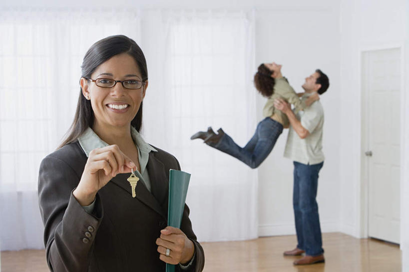 西方人,儿童,三个人,家庭,父亲,儿子,商务人士,商务女性,站,举,抱,笑,微笑,露齿笑,横图,室内,白天,正面,纯洁,安全,窗户,窗帘,门,欧洲,欧洲人,握,套装,服装,裤子,装饰,材料,档案,文件,纸,墙,防护,钥匙,拿,拿着,注视,牛仔裤,休闲装,玻璃窗,墙壁,墙面,小孩,衣服,帘子,手稿,资料,门框,观察,看,托,站着,休闲,温暖,温馨,父子,一家人,休闲服,遮阳,父爱,可爱,童年,童趣,握着,服饰,抱着,观看,保护,华丽,修饰,证明,点缀,和睦,察看,搂着,开启,封闭,关注,文档,保险,商务装,私密,工薪阶层,童真,烂漫,无邪,保全,周全,安稳,安定,防盗,衬托,美观,雅致,雅观,平安,天真,男孩,男人,男性,年轻男性,女人,女性,中年女性,白种人,孩子,年轻人,白领,上班族,怀抱,举起,举手,举着,搂,搂抱,相抱,向上举,向上伸,向上托,拥抱,站立,半身,彩图,融洽,男生