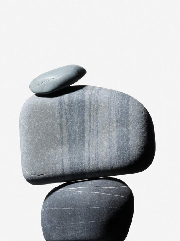 无人,竖图,室内,特写,白天,白色背景,正面,石头,静物,三块,一排,阴影,整齐,反射,石子,影子,排列,鹅卵石,摄影,影棚,堆,队列,按摩石,石块,彩图,影棚拍摄,拍摄