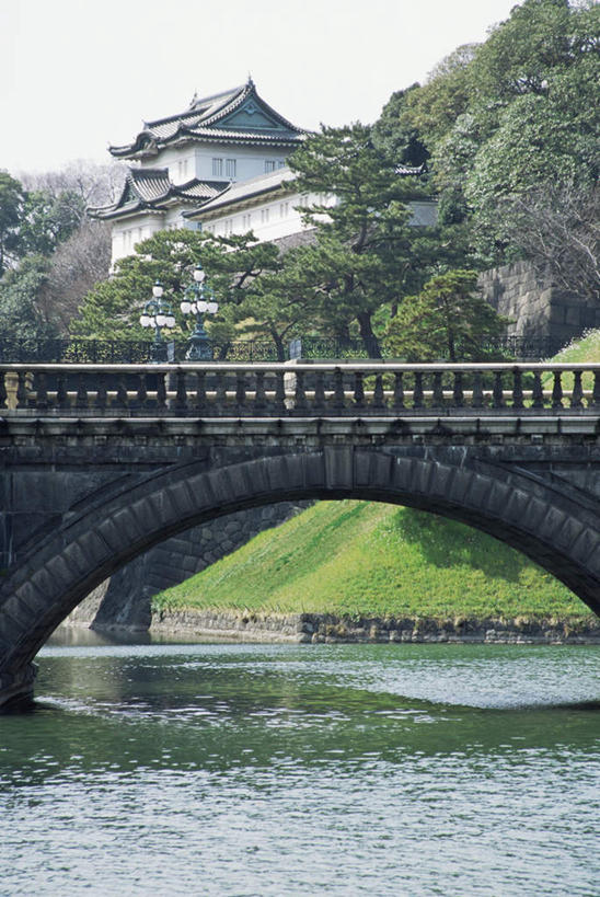 无人,家,宫殿,竖图,室外,白天,正面,旅游,度假,草地,草坪,河流,石头,名胜古迹,水,植物,标志建筑,地标,建筑,东京,日本,亚洲,波纹,遗迹,石子,房屋,屋子,河水,水流,桥,涟漪,古迹,文物,娱乐,建设,古建筑,石桥,楼房,拱桥,住宅,栈桥,草,树,树木,绿色,倒影,水纹,自然,波浪,享受,休闲,旅游胜地,放松,千代田区,拱形,生长,成长,人行桥,石拱桥,倒映,古文明,东亚,本州,关东地方,本州岛,日本国,东京都,二重桥,皇居二重桥,眼镜桥,水晕,反照,皇居,石块,彩图,房子