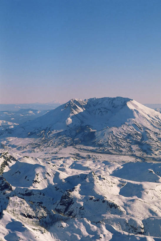 无人,竖图,俯视,航拍,室外,白天,旅游,度假,美景,山,雪,雪山,大雪,华盛顿,美国,阴影,光线,影子,冰,积雪,景观,山峰,雪景,冬季,冬天,山峦,娱乐,蓝色,蓝天,天空,阳光,自然,天,享受,休闲,景色,放松,寒冷,晴朗,冰冷,北美,北美洲,鸟瞰,自然风光,美洲,华盛顿州,万里无云,常绿之州,常青州,北亚美利加洲,亚美利加洲,严寒,冰凉,酷寒,凛冽,凛凛,极冷,圣海伦斯火山,圣海伦斯火山国家纪念碑,喀斯喀特山脉,晴空,晴空万里,彩图,高角度拍摄