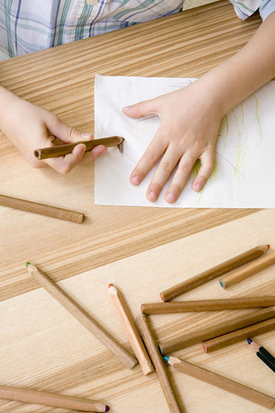 西方人,儿童,手,一个人,坐,竖图,俯视,室内,特写,白天,纯洁,桌子,欧洲,欧洲人,双手,仅一个男性,仅一个人,许多,握,服装,木制,笔,纸,办公用品,休闲装,书桌,文具,小孩,衣服,课桌,木制品,铅笔,学习用品,仅一个小孩,休闲,功课,手部,休闲服,可爱,童年,童趣,握着,服饰,作业,文具用品,书写,童真,烂漫,无邪,誊写,天真,男孩,男人,男性,白种人,孩子,坐着,半身,彩图,高角度拍摄,男生