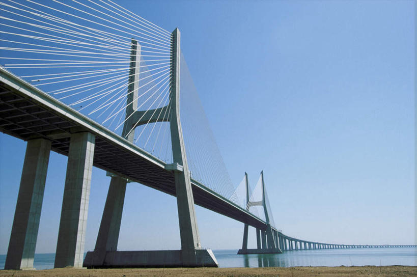 无人,横图,室外,白天,仰视,度假,河流,美景,水,城市风光,城市,道路,路,公路,葡萄牙,欧洲,阴影,光线,影子,河水,景观,水流,水平线,高架,辽阔,交通,海平线,首都,娱乐,里斯本,蓝色,蓝天,天空,阳光,天,享受,休闲,广阔,景色,放松,晴朗,一望无际,南欧,高架桥,高架道路,跨线桥,万里无云,葡萄牙共和国,无边无际,一马平川,晴空,晴空万里,彩图,低角度拍摄,水天相接,水天一线