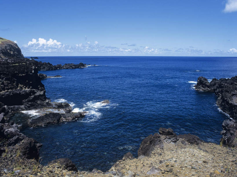 无人,横图,室外,白天,正面,旅游,度假,岛屿,海浪,海洋,石头,美景,沙滩,山,山脉,复活节岛,智利,阴影,光线,沙子,石子,影子,岛,海岸,景观,浪花,山峰,水平线,云,云朵,辽阔,海平线,沙地,山峦,云彩,娱乐,蓝色,白云,蓝天,天空,阳光,自然,海水,群山,天,享受,休闲,广阔,景色,南美,放松,晴朗,一望无际,南美洲,拉丁美洲,自然风光,美洲,海景,沉积岩,复活节岛石像,亚美利加洲,南亚美利加洲,复活岛,智利共和国,无边无际,一马平川,复活岛巨人像,复活岛巨石人像,摩艾像,水成岩,大海,风浪,海,海水的波动,海滩,近岸浪,列岛,群岛,石块,岩石,涌浪,诸岛,晴空,彩图,水天相接,水天一线