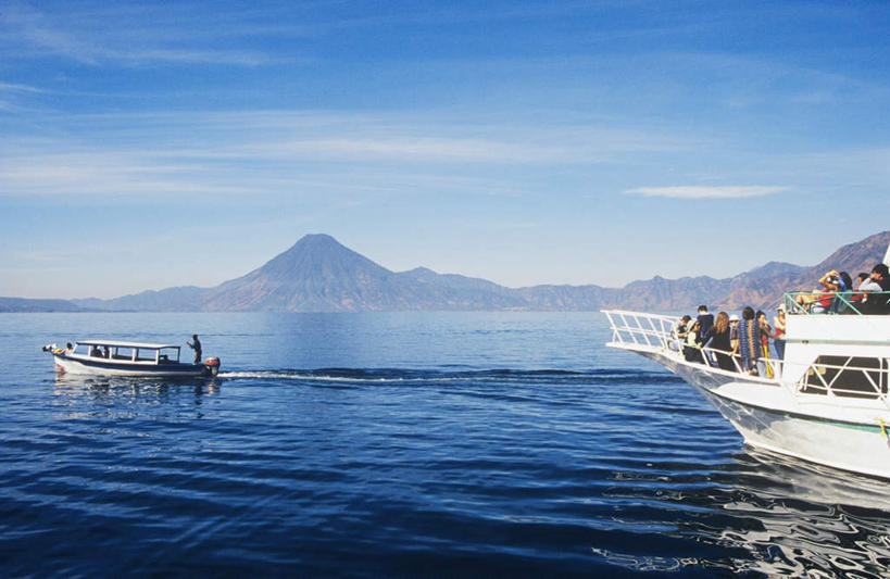 西方人,站,横图,室外,白天,正面,旅游,度假,湖,湖泊,火山,石头,美景,山,山脉,水,船,欧洲,危地马拉,欧洲人,波纹,飞溅,服装,溅,石子,液体,湖面,景观,山峰,水滴,水流,水面,云,云朵,游艇,山峦,许多人,云彩,娱乐,水珠,衣服,蓝色,白云,倒影,蓝天,水纹,天空,自然,船尾波,交通工具,波浪,湖水,群山,天,站着,一群人,享受,休闲,景色,放松,服饰,晴朗,倒映,北美,北美洲,衣着,穿着,喷洒,自然风光,载具,美洲,北亚美利加洲,亚美利加洲,危地马拉共和国,瓜地马拉,阿蒂特兰湖,衣饰,反照,男人,男性,年轻男性,年轻女性,女人,女性,白种人,活火山,石块,死火山,休眠火山,岩石,晴空,站立,彩图,全身