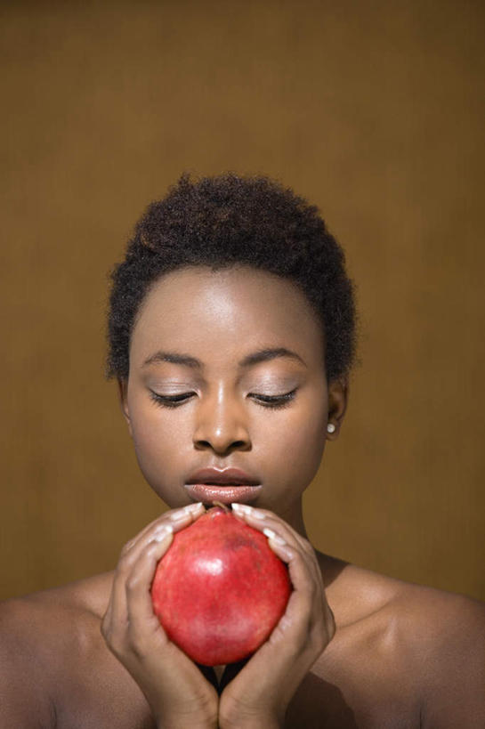 西方人,脸,头,脸颊,手,锁骨,肩胛骨,胸骨,肋骨,一个人,闭眼,捧,竖图,室内,特写,白天,正面,石榴,水果,欧洲,欧洲人,仅一个年轻女性,仅一个女性,仅一个人,棕色背景,新鲜,生食,食品,果实,裸露,肩膀,食物,一个,红色,手部,摄影,有机食品,绿色食品,影棚,单个,裸,胸椎,腰骨,肋软骨,年轻女性,女人,女性,白种人,头部,脸部,脸蛋,面部,涂林,若榴,金罂,金庞,丹若,安石榴,闭眼睛,闭着眼,闭着眼睛,端,端着,捧着,手捧,半身,彩图,影棚拍摄,拍摄