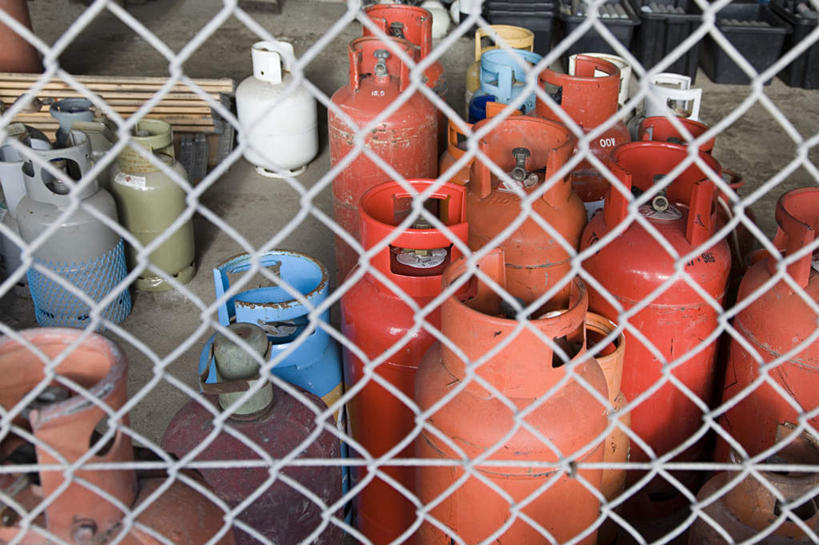 无人,栏杆,横图,俯视,室内,白天,许多,废弃,堆积,环保,围栏,垃圾,很多,护栏,排列,氧气瓶,肮脏,能源,垃圾场,回收,资源,医疗,医疗设备,医疗器械,丢弃,利用,低碳,循环,邋遢,收集,摆列,持续,龌龊,污秽,危险,彩图,高角度拍摄,布列,分列