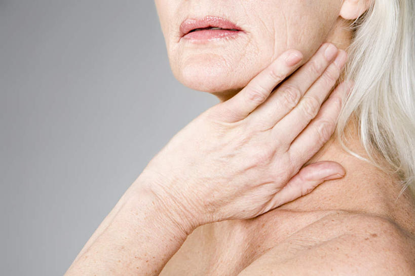 西方人,嘴,耳朵,脖子,手,锁骨,肩胛骨,胸骨,肋骨,头发,一个人,摸,横图,室内,特写,白天,侧面,欧洲,欧洲人,仅一个女性,仅一个人,抚摸,灰色背景,白色,手部,摄影,仅一个老年女性,影棚,胸椎,腰骨,肋软骨,老年女性,女人,女性,白种人,长发,直发,脖,耳,耳部,颈,颈部,口,口腔,嘴巴,嘴唇,触摸,接触,半身,彩图,影棚拍摄,拍摄