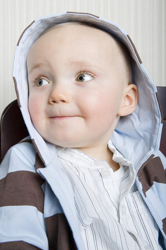 西方人,婴儿,儿童,脸,头,嘴,脸颊,一个人,坐,竖图,室内,特写,白天,正面,纯洁,椅子,欧洲,欧洲人,仅一个人,服装,朦胧,模糊,木椅,墙,扭头,注视,休闲装,肩膀,墙壁,墙面,一个,小孩,衣服,白色,嘟嘴,观察,看,转头,休闲,休闲服,撅嘴,可爱,服饰,活泼,单个,观看,察看,关注,宝宝,纯真,烂漫,无邪,伶俐,天真,白种人,孩子,头部,脸部,脸蛋,面部,嘴巴,嘴唇,坐着,半身,彩图