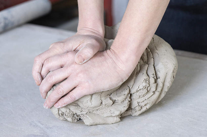 西方人,手,一个人,设计师,站,横图,俯视,室内,特写,白天,桌面,桌子,欧洲,欧洲人,仅一个女性,仅一个人,艺术,木制,手工艺品,文化,木制品,工艺品,站着,仅一个中年女性,手部,压,粘土,高雅,手工艺,自信心,品位,女人,女性,中年女性,白种人,美术设计员,设计,设计家,设计者,站立,半身,彩图,高角度拍摄