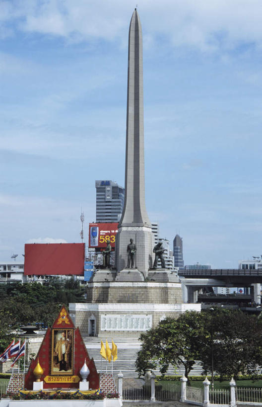 无人,竖图,室外,白天,正面,度假,美景,植物,城市风光,城市,雕塑,曼谷,泰国,亚洲,阴影,艺术,装饰,高大,光线,雕刻,雕像,影子,景观,云,云朵,塔,首都,宏伟,云彩,娱乐,树,树木,蓝色,绿色,白云,蓝天,天空,阳光,自然,工艺品,天,享受,休闲,景色,放松,东南亚,生长,晴朗,成长,纪念,美术,主题,陈列,泰王国,功能,美学,高峻,嵬峨,晴空,彩图