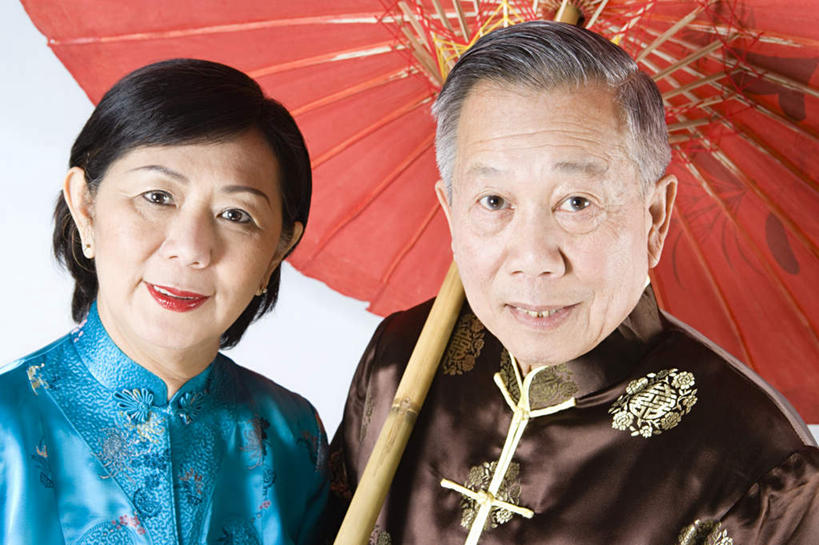 东方人,脸,头,脸颊,两个人,夫妻,站,笑,微笑,横图,室内,特写,白天,白色背景,正面,民族服装,爱情,幸福,春节,亚洲,一把,节日,庆祝,伞,雨伞,纸伞,古典,浪漫,油纸伞,注视,黄种人,文化,肩膀,观察,看,站着,庆典,恩爱,恋人,摄影,影棚,观看,纪念,吉祥,察看,关注,古朴,平安,老年男性,老年女性,男人,男性,女人,女性,亚洲人,头部,脸部,脸蛋,面部,夫妇,情侣,站立,半身,彩图,影棚拍摄,传统服装,民俗服,拍摄,伴侣,唐装