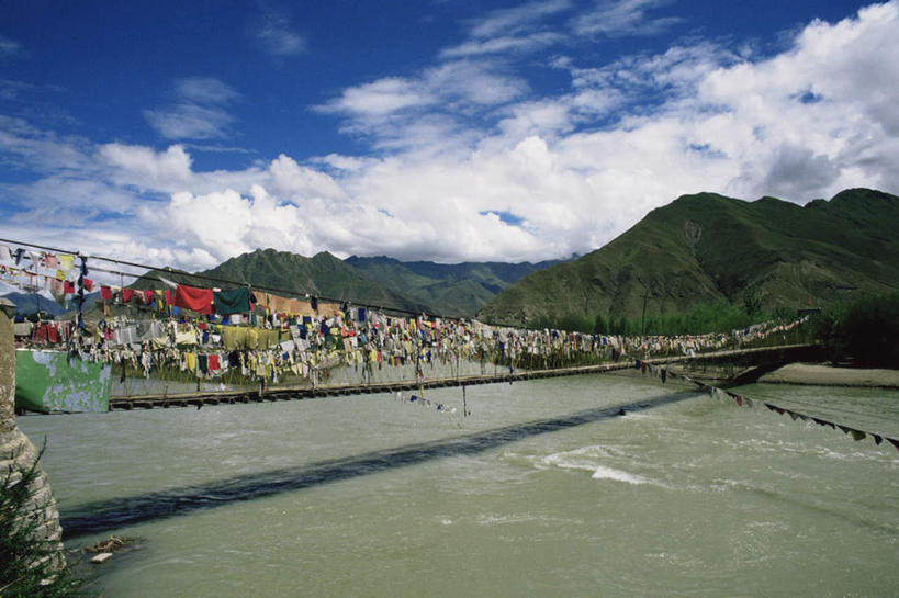 无人,横图,室外,白天,正面,旅游,度假,河流,美景,山,山脉,水,植物,中国,亚洲,波纹,节日,河水,景观,山峰,水流,云,云朵,桥,涟漪,山峦,云彩,文化,娱乐,西藏,经幡,树,树木,蓝色,绿色,白云,倒影,蓝天,水纹,天空,自然,波浪,群山,天,祈祷,享受,休闲,健康,景色,放松,许愿,宗教,吊桥,佛教,信仰,生长,晴朗,成长,纪念,人行桥,祈求,悬索桥,倒映,自然风光,吊杆,藏,东亚,西藏自治区,风马旗,中华人民共和国,水晕,西南地区,释教,反照,锚锭,悬索,平安,晴空,彩图