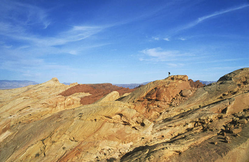 无人,公园,横图,室外,白天,正面,旅游,度假,草地,石头,美景,沙漠,山,山脉,植物,美国,阴影,光线,石子,影子,景观,山顶,山峰,云,云朵,山峦,云彩,娱乐,草,蓝色,绿色,白云,蓝天,天空,阳光,自然,群山,天,享受,休闲,景色,放松,晴朗,北美,北美洲,国家公园,自然风光,美洲,内华达州,沉积岩,北亚美利加洲,亚美利加洲,内华达,北美艾灌木丛州,产银之州,银山州,银之州,颠峰,极峰,火焰谷国家公园,水成岩,大漠,砂漠,石块,岩石,晴空,彩图