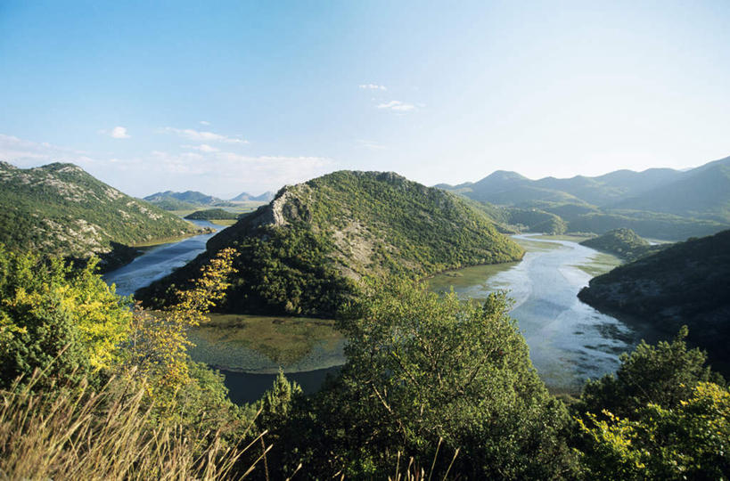 无人,横图,俯视,室外,白天,旅游,度假,湖,湖泊,石头,美景,森林,山,山脉,树林,水,植物,欧洲,波纹,石子,湖面,景观,山峰,水流,水面,云,云朵,涟漪,山峦,云彩,娱乐,树,树木,蓝色,绿色,白云,倒影,蓝天,水纹,天空,自然,波浪,湖水,群山,天,享受,休闲,景色,放松,生长,晴朗,成长,倒映,自然风光,水晕,黑山,黑山共和国,反照,石块,岩石,晴空,彩图,高角度拍摄