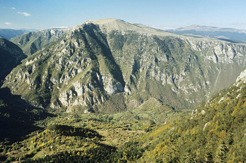 无人,横图,俯视,航拍,室外,白天,旅游,度假,石头,美景,森林,山,山脉,树林,峡谷,植物,欧洲,石子,景观,山峰,云,云朵,山谷,山峦,云彩,娱乐,树,树木,蓝色,绿色,白云,蓝天,天空,自然,群山,天,享受,休闲,景色,放松,生长,晴朗,成长,岩层,鸟瞰,自然风光,黑山,黑山共和国,石块,岩石,晴空,彩图,高角度拍摄