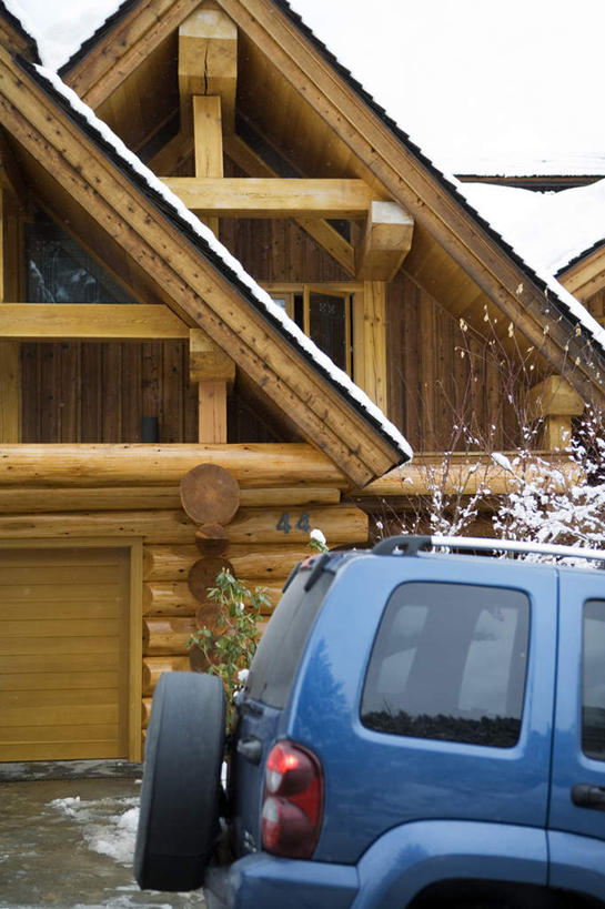 无人,家,木屋,竖图,室外,白天,正面,旅游,度假,美景,雪,大雪,越野车,汽车,积雪,景观,雪景,冬季,冬天,娱乐,住宅,车,自然,交通工具,享受,休闲,景色,放松,寒冷,自然风光,载具,吉普车,严寒,彩图,茅舍,茅屋,棚屋,小木屋,小屋