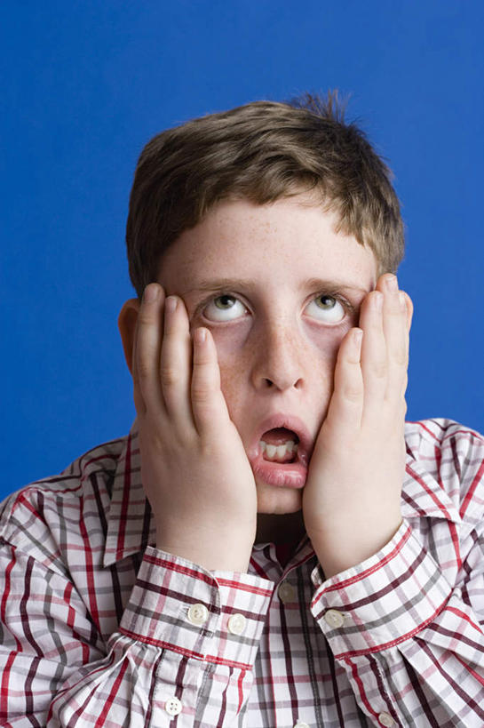 西方人,儿童,脸,头,脸颊,手,一个人,摸,竖图,室内,特写,白天,正面,衬衫,纯洁,欧洲,欧洲人,仅一个男性,仅一个人,抚摸,蓝色背景,方格,格子,注视,小孩,观察,看,张嘴,仅一个小孩,手部,可爱,童年,童趣,摄影,影棚,观看,察看,关注,张大嘴巴,童真,烂漫,无邪,天真,男孩,男人,男性,白种人,孩子,头部,脸部,脸蛋,面部,张开嘴,触摸,接触,半身,彩图,影棚拍摄,衬衣,拍摄,男生