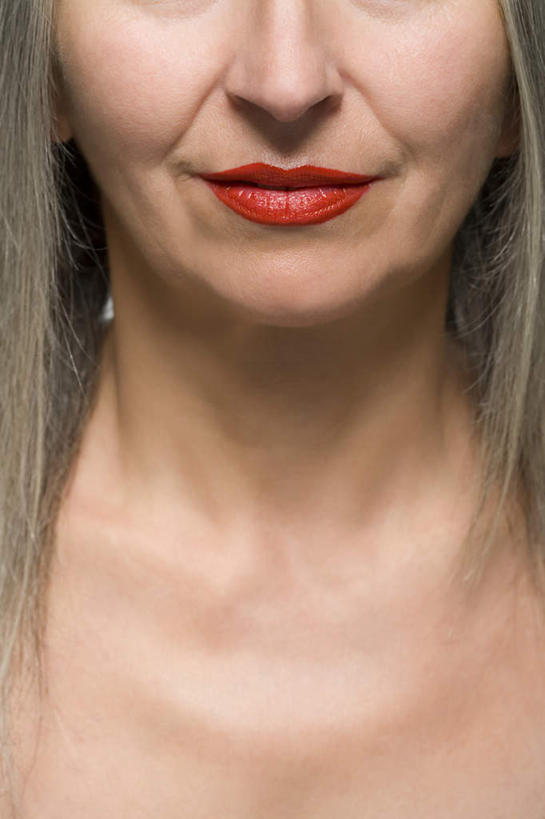 西方人,脸,头,脸颊,脖子,锁骨,肩胛骨,胸骨,肋骨,头发,一个人,竖图,室内,特写,白天,正面,化妆,美容,欧洲,欧洲人,仅一个女性,仅一个人,护肤,灰色背景,白色,保养,享受,休闲,放松,保健,摄影,仅一个老年女性,影棚,养颜,胸椎,腰骨,肋软骨,老年女性,女人,女性,白种人,头部,长发,直发,脖,颈,颈部,脸部,脸蛋,面部,半身,彩图,影棚拍摄,拍摄