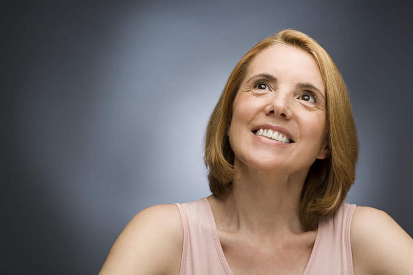 西方人,脸,头,脸颊,脖子,锁骨,肩胛骨,胸骨,肋骨,头发,一个人,笑,微笑,露齿笑,横图,室内,特写,白天,正面,欧洲,欧洲人,仅一个女性,仅一个人,灰色背景,服装,棕色,注视,休闲装,肩膀,衣服,观察,看,休闲,休闲服,摄影,服饰,仅一个老年女性,影棚,观看,察看,关注,胸椎,腰骨,肋软骨,老年女性,女人,女性,白种人,头部,长发,直发,脖,颈,颈部,脸部,脸蛋,面部,抬头,仰头,半身,彩图,影棚拍摄,拍摄