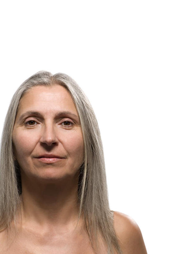 西方人,脸,头,脸颊,脖子,锁骨,肩胛骨,胸骨,肋骨,头发,一个人,竖图,室内,特写,白天,白色背景,正面,欧洲,欧洲人,仅一个女性,仅一个人,注视,裸露,肩膀,白色,观察,看,摄影,仅一个老年女性,影棚,观看,察看,关注,裸,胸椎,腰骨,肋软骨,老年女性,女人,女性,白种人,头部,长发,直发,脖,颈,颈部,脸部,脸蛋,面部,半身,彩图,影棚拍摄,拍摄