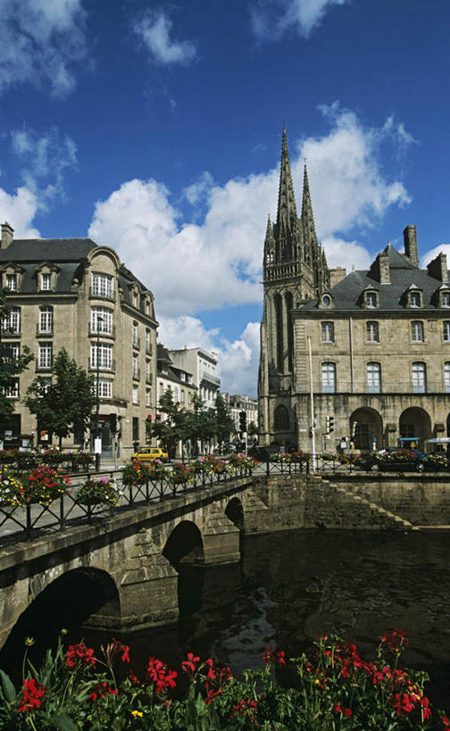 西方人,教堂,走,竖图,室外,白天,仰视,旅游,度假,花海,花圃,河流,石头,名胜古迹,水,植物,标志建筑,地标,建筑,叶子,法国,欧洲,欧洲人,行人,游客,游人,阴影,服装,节日,遗迹,盛开,光线,石子,影子,河水,水流,云,云朵,桥,许多人,花蕾,云彩,注视,休闲装,古迹,文化,文物,娱乐,建设,古建筑,石桥,路人,旅客,拱桥,栈桥,花,花瓣,花朵,花卉,鲜花,树,树木,衣服,蓝色,绿色,白云,蓝天,天空,阳光,自然,花丛,花束,花田,天,花苞,花蕊,观察,看,祈祷,一群人,享受,休闲,健康,休闲服,旅游胜地,放松,许愿,宗教,服饰,信仰,拱形,生长,晴朗,成长,观看,纪念,人行桥,石拱桥,祈求,察看,基督教,布列塔尼,关注,天主教,信念,古文明,法兰西共和国,首府,法兰西第五共和国,菲尼斯泰尔省,布列塔尼地区,过客,非尼斯泰尔省,坎佩尔,平安,男人,男性,年轻男性,年轻女性,女人,女性,白种人,石块,晴空,步行,散步,走路,彩图,低角度拍摄,全身,大教堂,礼拜堂