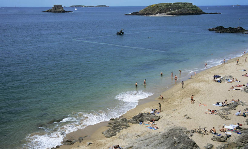 西方人,站,躺,横图,俯视,室外,白天,泳装,比基尼,旅游,度假,岛屿,海浪,海洋,礁石,石头,美景,沙滩,法国,欧洲,欧洲人,行人,游客,游人,服装,沙子,石子,岛,海岸,景观,浪花,水平线,辽阔,海平线,沙地,许多人,注视,休闲装,娱乐,路人,旅客,衣服,蓝色,蓝天,天空,自然,海水,天,观察,看,站着,一群人,享受,休闲,广阔,休闲服,景色,放松,服饰,晴朗,观看,一望无际,察看,布列塔尼,圣马洛,关注,自然风光,海景,万里无云,法兰西共和国,法兰西第五共和国,布列塔尼半岛,无边无际,一马平川,过客,卧着,男人,男性,年轻男性,年轻女性,女人,女性,白种人,大海,风浪,海,海水的波动,海滩,礁,近岸浪,列岛,群岛,石块,岩石,涌浪,诸岛,晴空,晴空万里,躺着,卧,站立,彩图,高角度拍摄,全身,三点式,泳衣,水天相接,水天一线