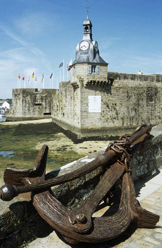 无人,竖图,室外,白天,仰视,旅游,度假,草地,草坪,名胜古迹,植物,标志建筑,地标,建筑,金属制品,法国,欧洲,阴影,遗迹,时间,光线,金属,弓箭,时钟,影子,堡垒,城堡,云,云朵,钟楼,计时,云彩,古迹,文物,娱乐,建设,古建筑,草,蓝色,绿色,白云,蓝天,天空,阳光,钟表,天,享受,休闲,表,旅游胜地,放松,晴朗,布列塔尼,要塞,古文明,法兰西共和国,法兰西第五共和国,塔钟,菲尼斯泰尔省,布列塔尼地区,设防,非尼斯泰尔省,孔卡尔诺,钟,晴空,彩图,低角度拍摄