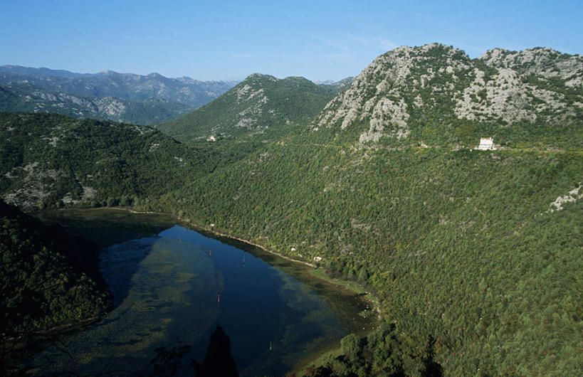 无人,横图,俯视,室外,白天,旅游,度假,草地,草坪,河流,美景,山,山脉,水,植物,欧洲,阴影,波纹,光线,影子,河水,景观,山峰,水流,涟漪,山峦,娱乐,草,树,树木,蓝色,绿色,倒影,蓝天,水纹,天空,阳光,自然,波浪,群山,天,享受,休闲,景色,放松,生长,晴朗,成长,倒映,自然风光,万里无云,水晕,黑山,黑山共和国,反照,晴空,晴空万里,彩图,高角度拍摄