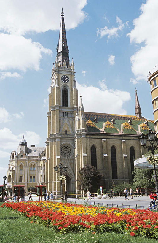 无人,教堂,竖图,室外,白天,仰视,旅游,度假,花海,花圃,植物,标志建筑,地标,建筑,叶子,欧洲,阴影,节日,盛开,时间,光线,时钟,影子,云,云朵,计时,花蕾,云彩,文化,娱乐,建设,花,花瓣,花朵,花卉,鲜花,蓝色,绿色,白云,蓝天,天空,阳光,钟表,花丛,花束,花田,天,花苞,花蕊,祈祷,享受,休闲,健康,表,旅游胜地,放松,许愿,宗教,信仰,晴朗,纪念,祈求,信念,东欧,塔钟,塞尔维亚,塞尔维亚共和国,平安,钟,晴空,彩图,低角度拍摄,大教堂,礼拜堂