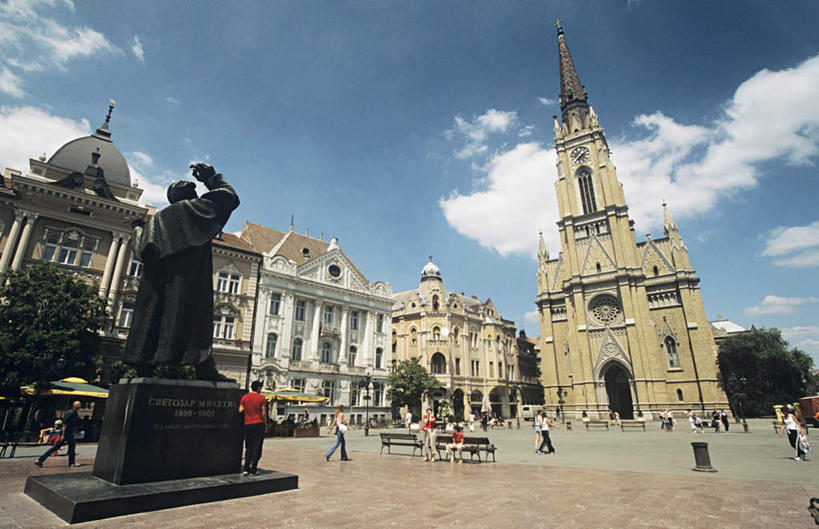 西方人,家,站,坐,走,横图,室外,白天,仰视,旅游,度假,标志建筑,地标,建筑,椅子,雕塑,欧洲,欧洲人,行人,游客,游人,阴影,服装,艺术,装饰,高大,光线,雕刻,雕像,影子,房屋,木椅,屋子,云,云朵,塔,许多人,宏伟,云彩,注视,休闲装,娱乐,建设,楼房,路人,旅客,住宅,衣服,蓝色,白云,蓝天,天空,阳光,工艺品,天,观察,看,站着,一群人,享受,休闲,休闲服,旅游胜地,放松,服饰,晴朗,观看,纪念,美术,察看,关注,主题,陈列,东欧,功能,美学,塞尔维亚,塞尔维亚共和国,过客,高峻,嵬峨,男人,男性,女人,女性,中年男性,中年女性,白种人,晴空,步行,散步,站立,走路,坐着,彩图,低角度拍摄,全身,房子