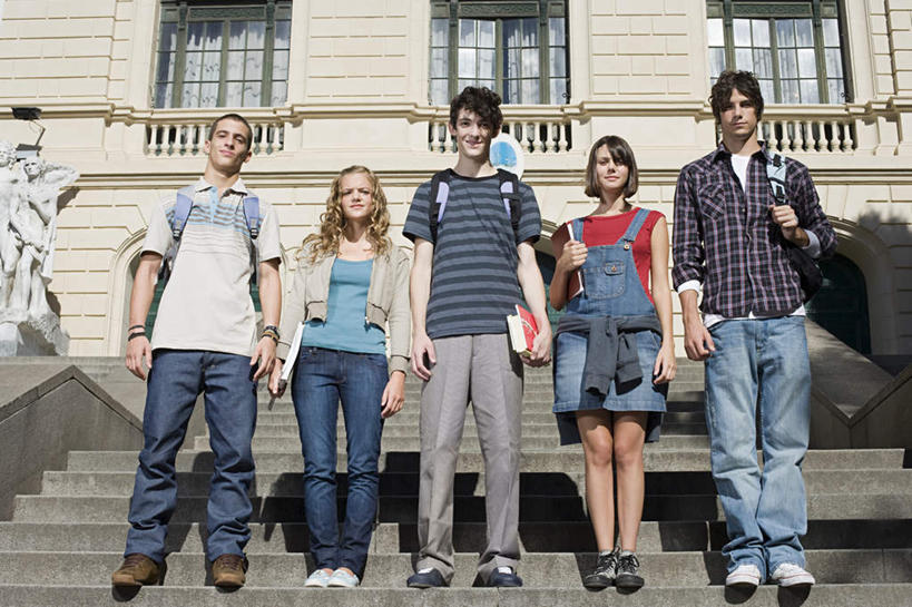 西方人,伙伴,朋友,学校,教学楼,栏杆,站,笑,微笑,露齿笑,横图,室外,白天,仰视,友谊,窗户,楼梯,书籍,雕塑,欧洲,欧洲人,五个人,一排,握,服装,朦胧,模糊,艺术,整齐,装饰,时间,包,雕刻,雕像,扶手,时钟,手表,书包,阶梯,许多人,拿,计时,拿着,注视,休闲装,校园,护栏,石雕,玻璃窗,台阶,排列,衣服,背包,工艺品,钟表,观察,看,站着,一群人,休闲,教室,同学,休闲服,表,握着,服饰,观看,纪念,腕表,美术,察看,校友,队列,关注,主题,陈列,功能,美学,同窗,学友,友情,男人,男性,年轻男性,年轻女性,女人,女性,白种人,书,图书,钟,站立,彩图,低角度拍摄,全身,教学大楼,双肩包