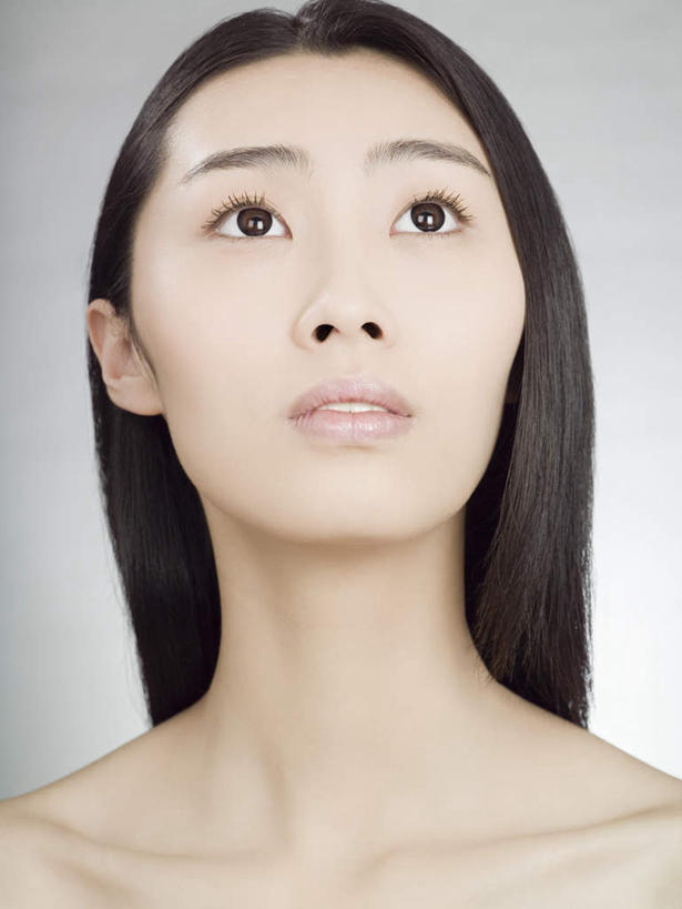 东方人,脸,头,脸颊,脖子,锁骨,肩胛骨,胸骨,肋骨,头发,一个人,竖图,室内,特写,白天,正面,亚洲,仅一个年轻女性,仅一个女性,仅一个人,灰色背景,注视,黄种人,裸露,肩膀,黑色,观察,看,摄影,影棚,观看,察看,关注,裸,胸椎,腰骨,肋软骨,年轻女性,女人,女性,亚洲人,头部,长发,直发,脖,颈,颈部,脸部,脸蛋,面部,半身,彩图,影棚拍摄,拍摄