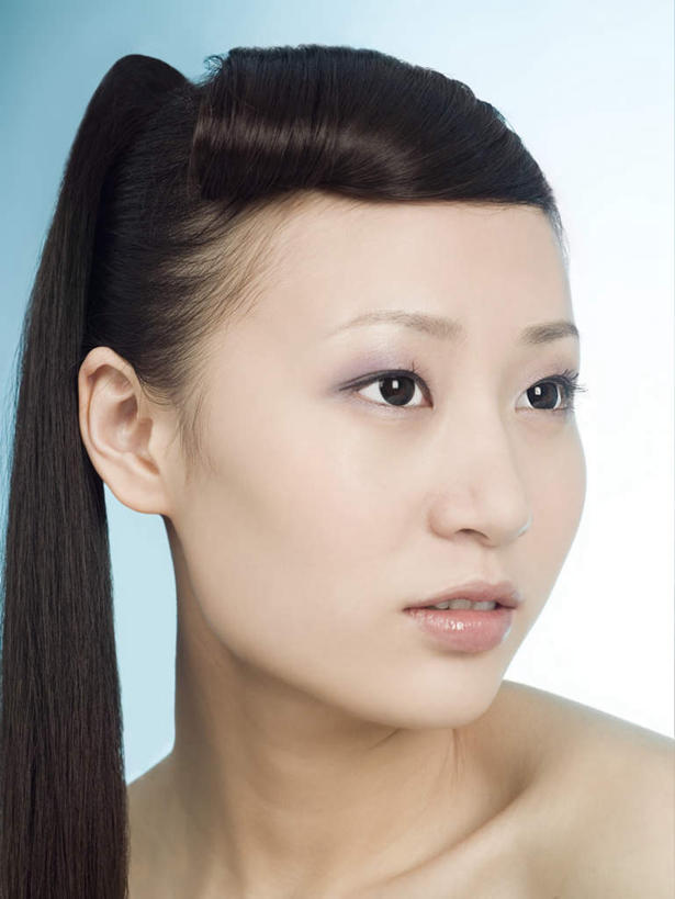 东方人,脸,头,脸颊,脖子,锁骨,肩胛骨,胸骨,肋骨,头发,一个人,竖图,室内,特写,白天,正面,亚洲,仅一个年轻女性,仅一个女性,仅一个人,蓝色背景,注视,黄种人,黑色,观察,看,摄影,影棚,观看,察看,关注,胸椎,腰骨,肋软骨,年轻女性,女人,女性,亚洲人,头部,长发,直发,脖,颈,颈部,脸部,脸蛋,面部,半身,彩图,影棚拍摄,拍摄