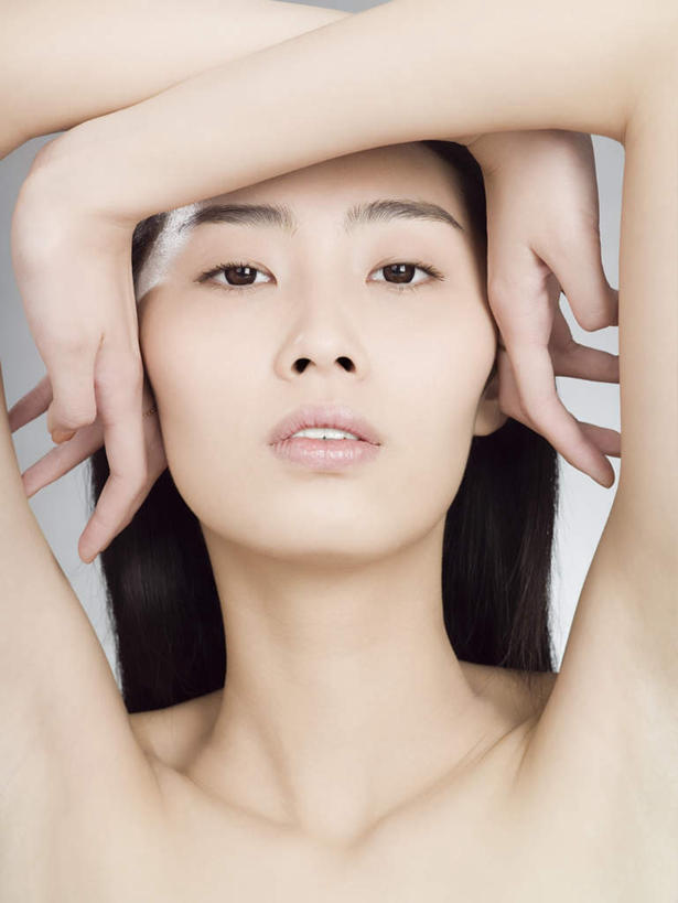 东方人,脸,头,脸颊,脖子,手,锁骨,肩胛骨,胸骨,肋骨,头发,一个人,摸,竖图,室内,特写,白天,正面,亚洲,双手,仅一个年轻女性,仅一个女性,仅一个人,抚摸,灰色背景,注视,黄种人,裸露,黑色,观察,看,手部,摄影,影棚,观看,察看,关注,裸,胸椎,腰骨,肋软骨,年轻女性,女人,女性,亚洲人,头部,长发,直发,脖,颈,颈部,脸部,脸蛋,面部,触摸,接触,半身,彩图,影棚拍摄,拍摄