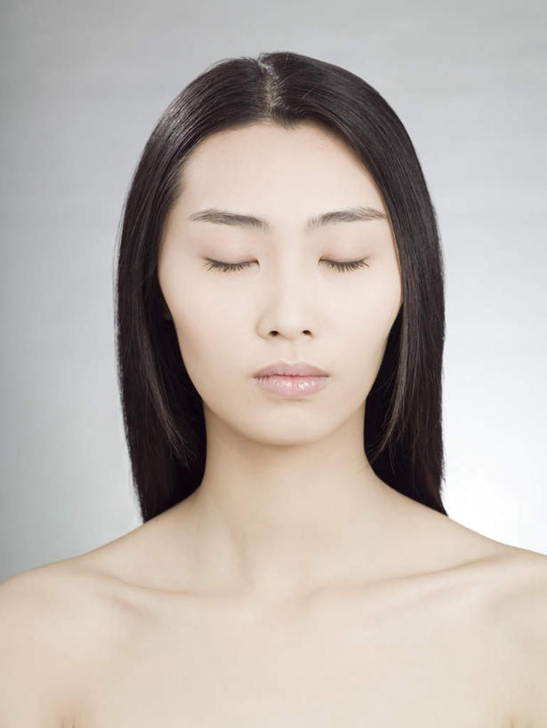 东方人,脸,头,脸颊,脖子,锁骨,肩胛骨,胸骨,肋骨,头发,一个人,闭眼,竖图,室内,特写,白天,正面,亚洲,仅一个年轻女性,仅一个女性,仅一个人,灰色背景,黄种人,裸露,肩膀,黑色,摄影,影棚,裸,胸椎,腰骨,肋软骨,年轻女性,女人,女性,亚洲人,头部,长发,直发,脖,颈,颈部,脸部,脸蛋,面部,闭眼睛,闭着眼,闭着眼睛,半身,彩图,影棚拍摄,拍摄