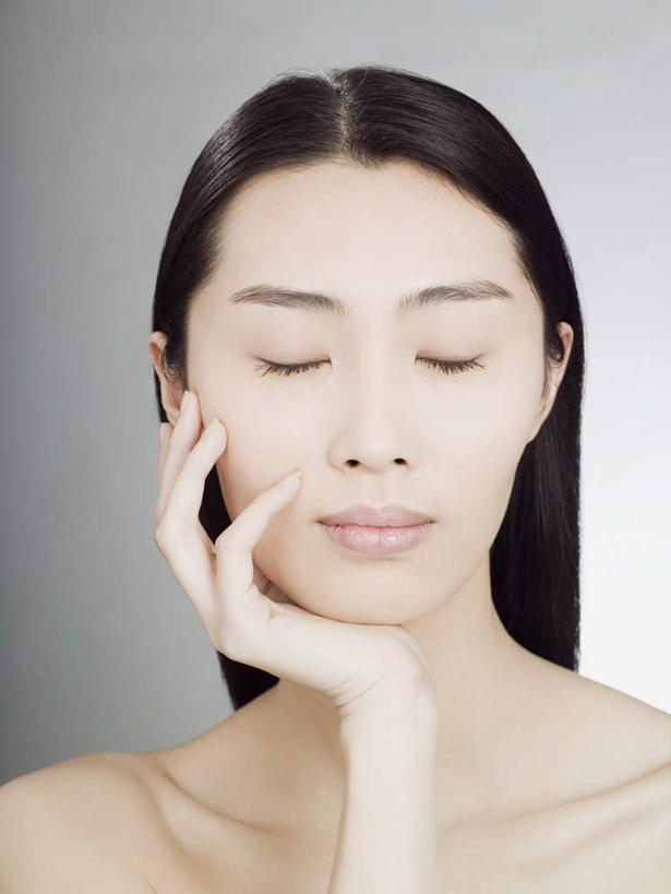 东方人,脸,头,脸颊,脖子,手,锁骨,肩胛骨,胸骨,肋骨,头发,一个人,闭眼,摸,竖图,室内,特写,白天,正面,亚洲,仅一个年轻女性,仅一个女性,仅一个人,撑,抚摸,灰色背景,托腮,黄种人,裸露,肩膀,黑色,托,手部,摄影,影棚,单手,托下巴,裸,胸椎,腰骨,肋软骨,年轻女性,女人,女性,亚洲人,头部,长发,直发,脖,颈,颈部,脸部,脸蛋,面部,闭眼睛,闭着眼,闭着眼睛,触摸,接触,半身,彩图,影棚拍摄,拍摄