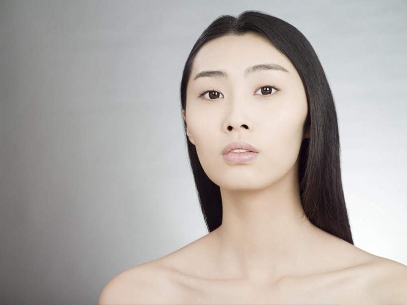 东方人,脸,头,脸颊,脖子,锁骨,肩胛骨,胸骨,肋骨,头发,一个人,横图,室内,特写,白天,正面,亚洲,仅一个年轻女性,仅一个女性,仅一个人,灰色背景,注视,黄种人,裸露,肩膀,黑色,观察,看,摄影,影棚,观看,察看,关注,裸,胸椎,腰骨,肋软骨,年轻女性,女人,女性,亚洲人,头部,长发,直发,脖,颈,颈部,脸部,脸蛋,面部,半身,彩图,影棚拍摄,拍摄