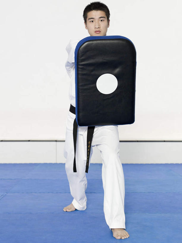 东方人,一个人,运动员,站,竖图,室内,白天,正面,运动服,锻炼,运动,亚洲,仅一个男性,仅一个人,服装,注视,黄种人,仅一个年轻男性,衣服,观察,看,站着,武器,战争,服饰,盾牌,盾,观看,坚硬,察看,衣着,穿着,关注,矛盾,兵器,防御,衣饰,坚固,体育,男人,男性,年轻男性,亚洲人,体育运动员,运动选手,站立,彩图,全身,健身,运动装