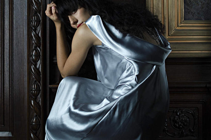 西方人,一个人,站,蹲,横图,室内,白天,晚礼服,绘画,门,欧洲,欧洲人,仅一个年轻女性,仅一个女性,仅一个人,吊挂,悬挂,艺术,古典,挂,扭头,注视,文化,背面,工艺品,门框,观察,看,品味,站着,转头,观看,害怕,美术,察看,高雅,胆怯,关注,燕尾服,美学,畏惧,年轻女性,女人,女性,白种人,蹲着,站立,半身,彩图,晚宴服,舞会服,洋服,洋装,夜礼服