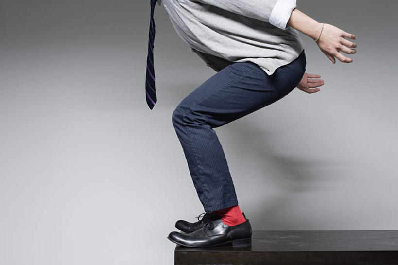 西方人,一个人,商务人士,商务男性,办公室,站,蹲,跳,横图,室内,白天,侧面,鞋,衬衫,家具,桌子,鞋子,欧洲,欧洲人,仅一个男性,仅一个人,弯腰,阴影,灰色背景,套装,裤子,反射,影子,办公桌,领带,皮革,牛仔裤,袜子,仅一个年轻男性,红色,站着,摄影,影棚,商务装,工薪阶层,办公家具,弯身,男人,男性,年轻男性,白种人,白领,上班族,蹲着,跳跃,站立,半身,彩图,影棚拍摄,衬衣,皮鞋,拍摄