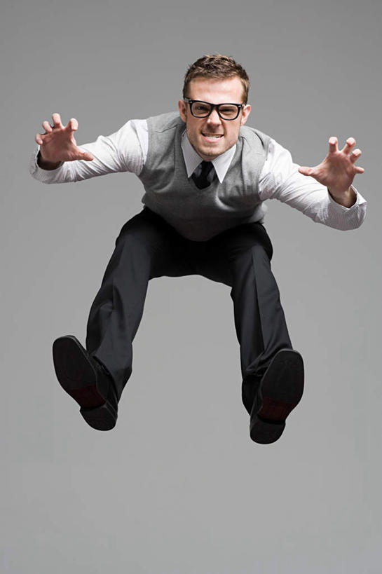 西方人,一个人,商务人士,商务男性,跳,笑,微笑,露齿笑,竖图,室内,白天,正面,衬衫,欧洲,欧洲人,仅一个男性,仅一个人,一副,弯腰,阴影,灰色背景,套装,反射,眼镜,影子,半空,注视,仅一个年轻男性,观察,看,摄影,影棚,观看,察看,关注,商务装,近视眼镜,工薪阶层,弯身,男人,男性,年轻男性,白种人,白领,上班族,跳跃,彩图,全身,影棚拍摄,衬衣,拍摄