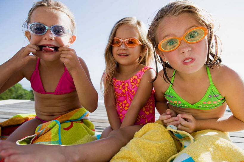 西方人,儿童,三个人,伙伴,朋友,坐,笑,微笑,露齿笑,横图,室外,白天,仰视,泳装,比基尼,友谊,纯洁,海浪,海洋,植物,欧洲,欧洲人,握,阴影,朦胧,模糊,光线,纺织物,眼镜,影子,泳镜,浪花,拿,拿着,注视,树,树木,小孩,蓝色,绿色,蓝天,天空,阳光,自然,海水,游泳眼镜,毛巾,天,观察,看,清洁,张嘴,鬼脸,可爱,童年,童趣,握着,生长,晴朗,成长,观看,保暖,察看,关注,张大嘴巴,海景,童真,透气,烂漫,无邪,连体泳衣,防水,万里无云,储水,耐磨,吸水,天真,友情,女孩,女人,女性,白种人,大海,风浪,海,海水的波动,近岸浪,涌浪,晴空,晴空万里,张开嘴,坐着,半身,彩图,低角度拍摄,三点式,泳衣,女生